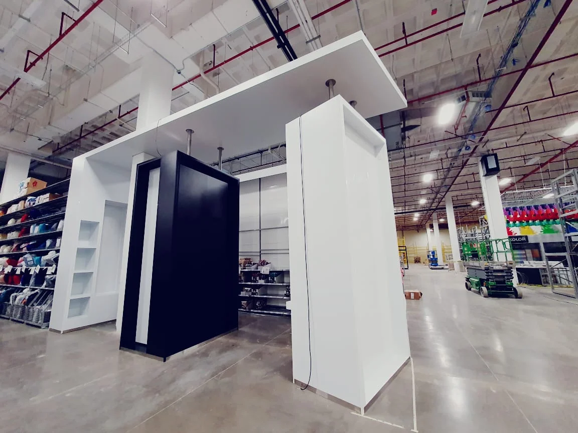 Exhibidores de Precisión: Cómo ASOCIAINOX Eleva la Presentación de tus Productos